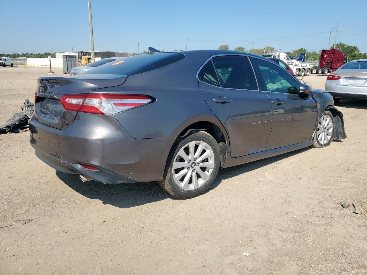 2020 Toyota Camry Le - Фото 3