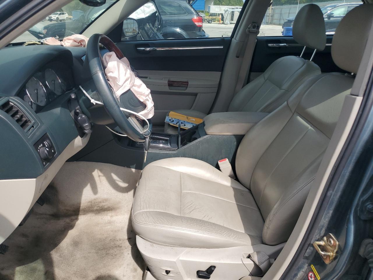 2005 Chrysler 300 Touring - Image 7