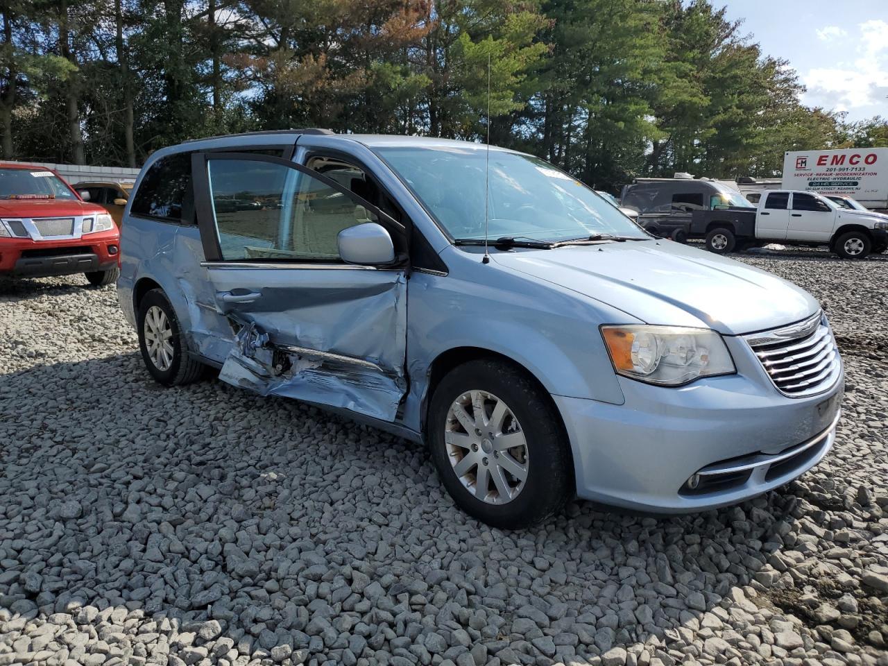 2013 Chrysler Town & Country Touring - Image 4