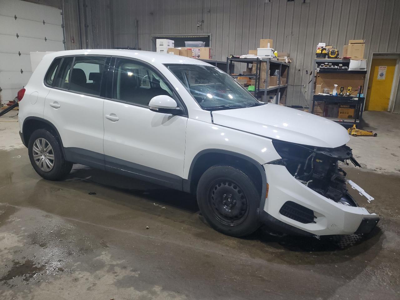 2017 Volkswagen Tiguan S - Фото 4