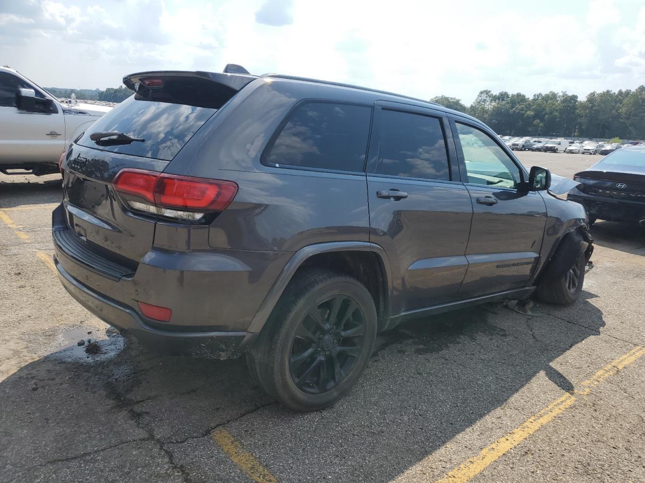 2017 Jeep Grand Cherokee Laredo - Image 3