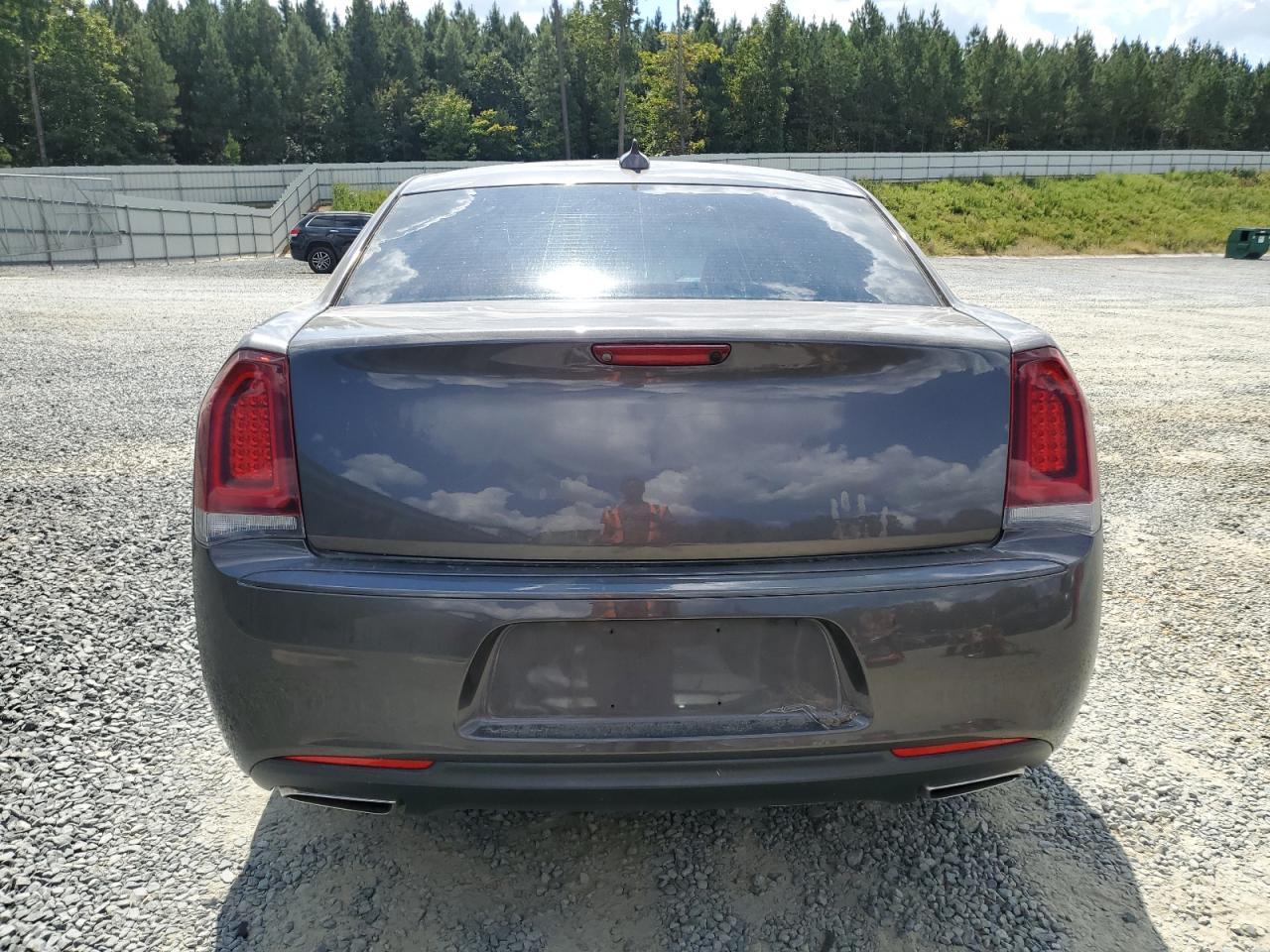 2019 Chrysler 300 S - Image 6