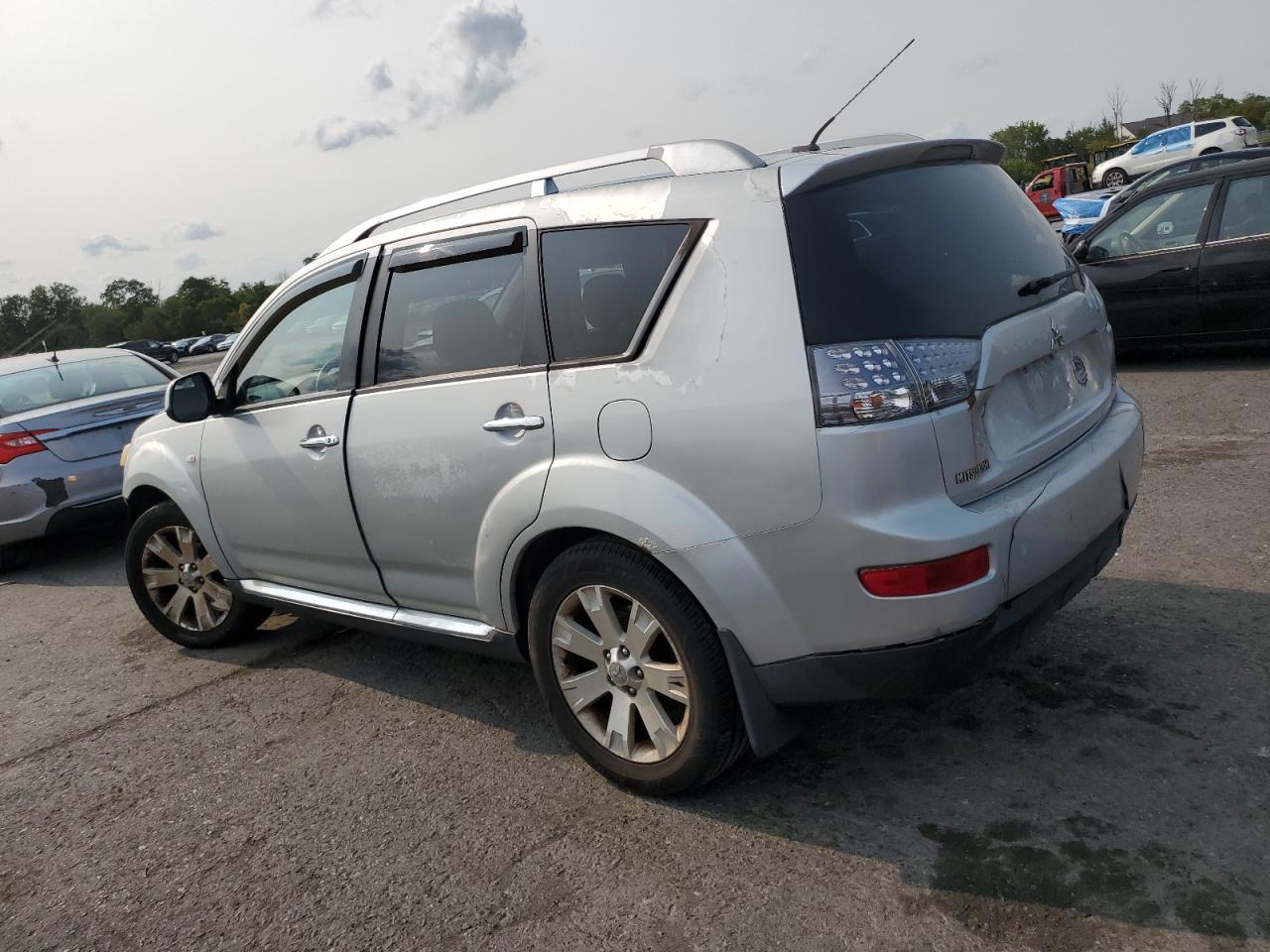2008 Mitsubishi Outlander Se - Image 2