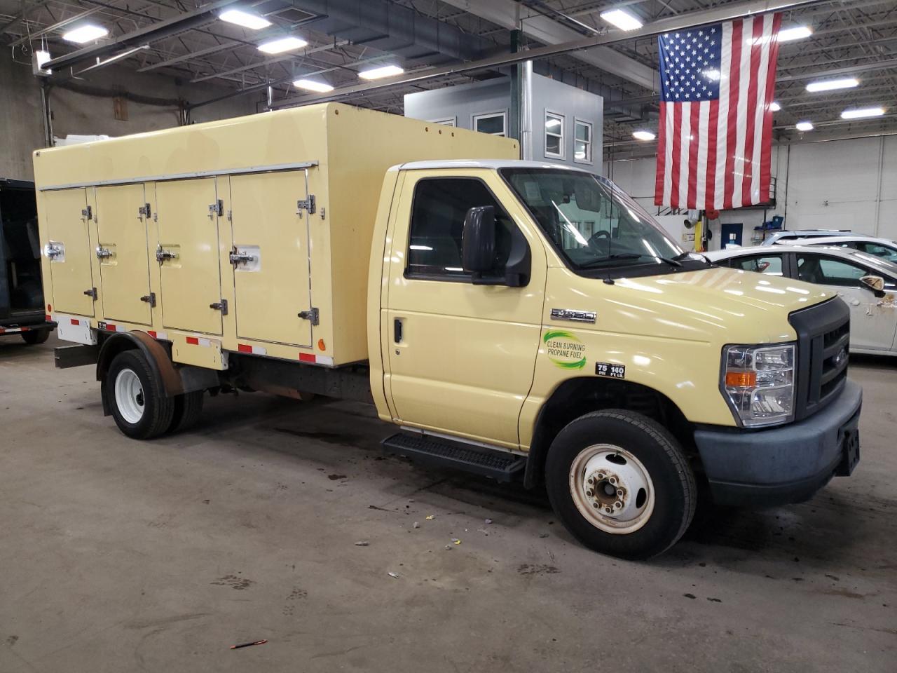 2018 Ford Econoline E450 Super Duty Cutaway Van - Фото 4