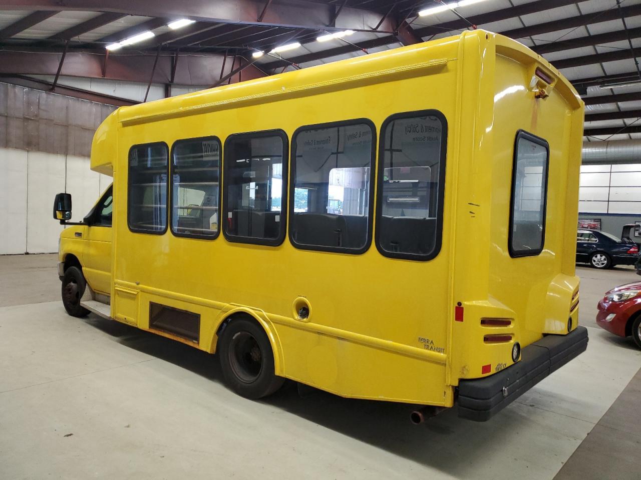 2019 Ford Econoline E450 Super Duty Cutaway Van - Фото 2