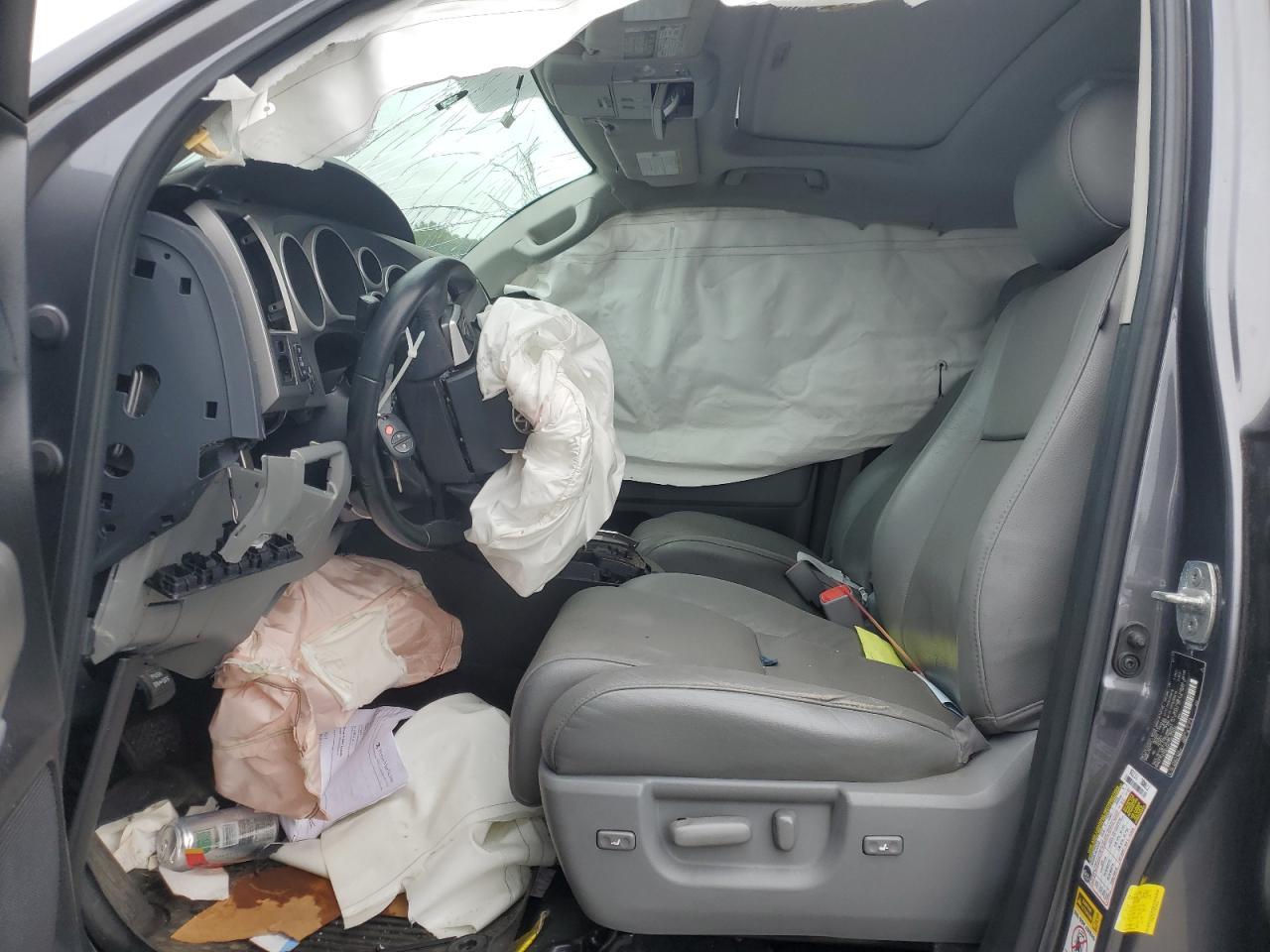 2017 Toyota Sequoia Sr5 - Image 7