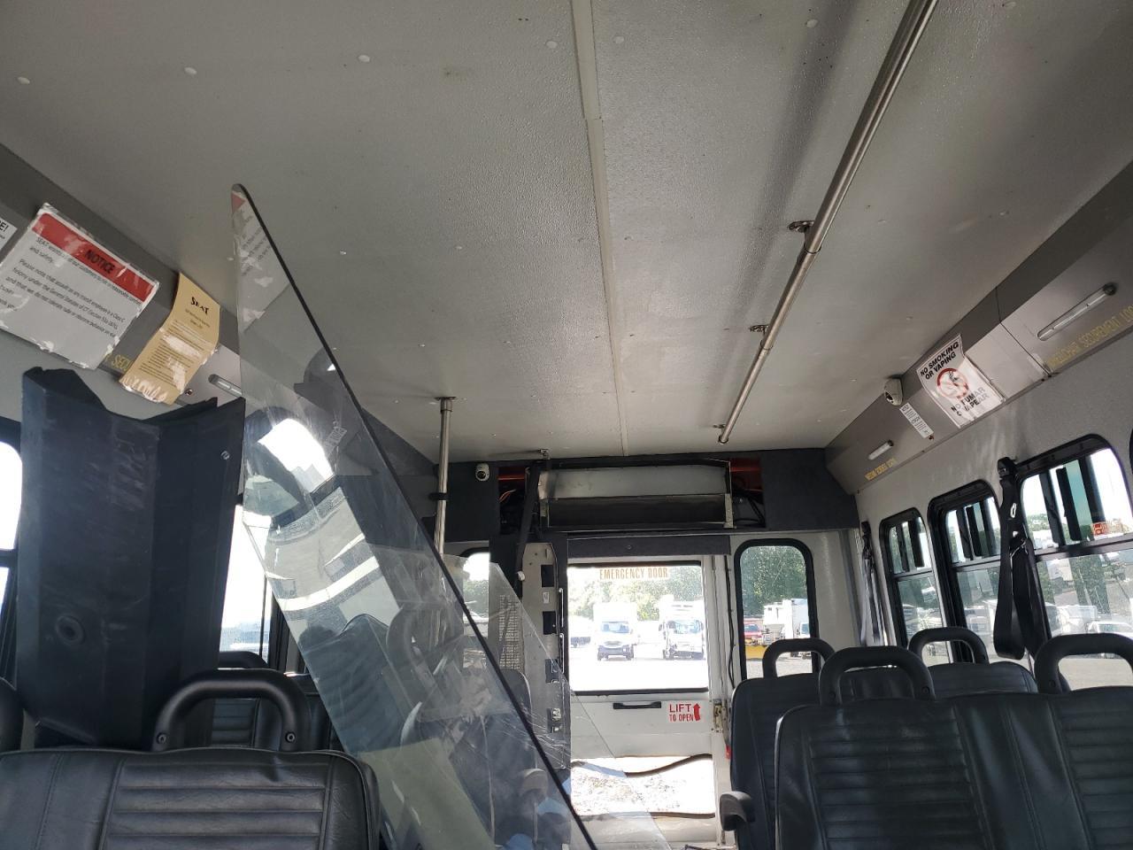 2016 Ford E450 Shuttle Bus - Image 6
