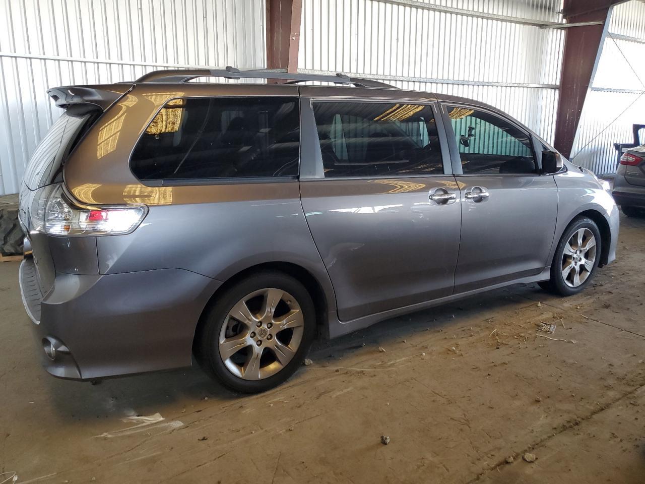 2014 Toyota Sienna Sport - Image 3