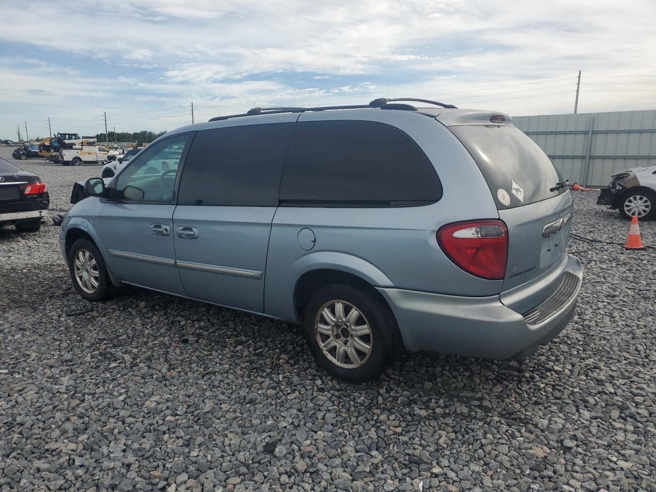 2006 Chrysler Town Cntry - Image 2