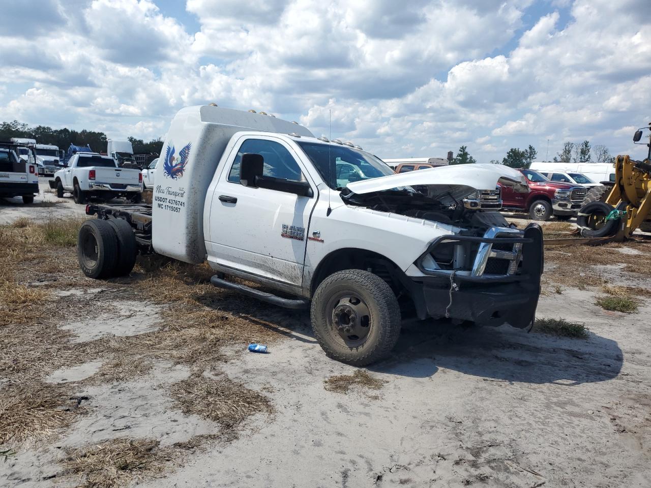 2017 Ram 3500 Cab & Chassis T - Фото 4