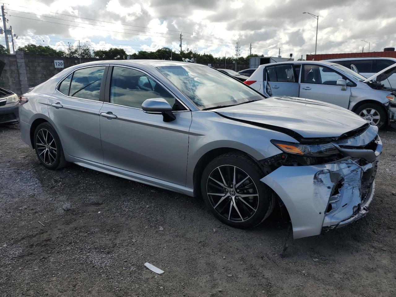 2021 Toyota Camry Se - Фото 4