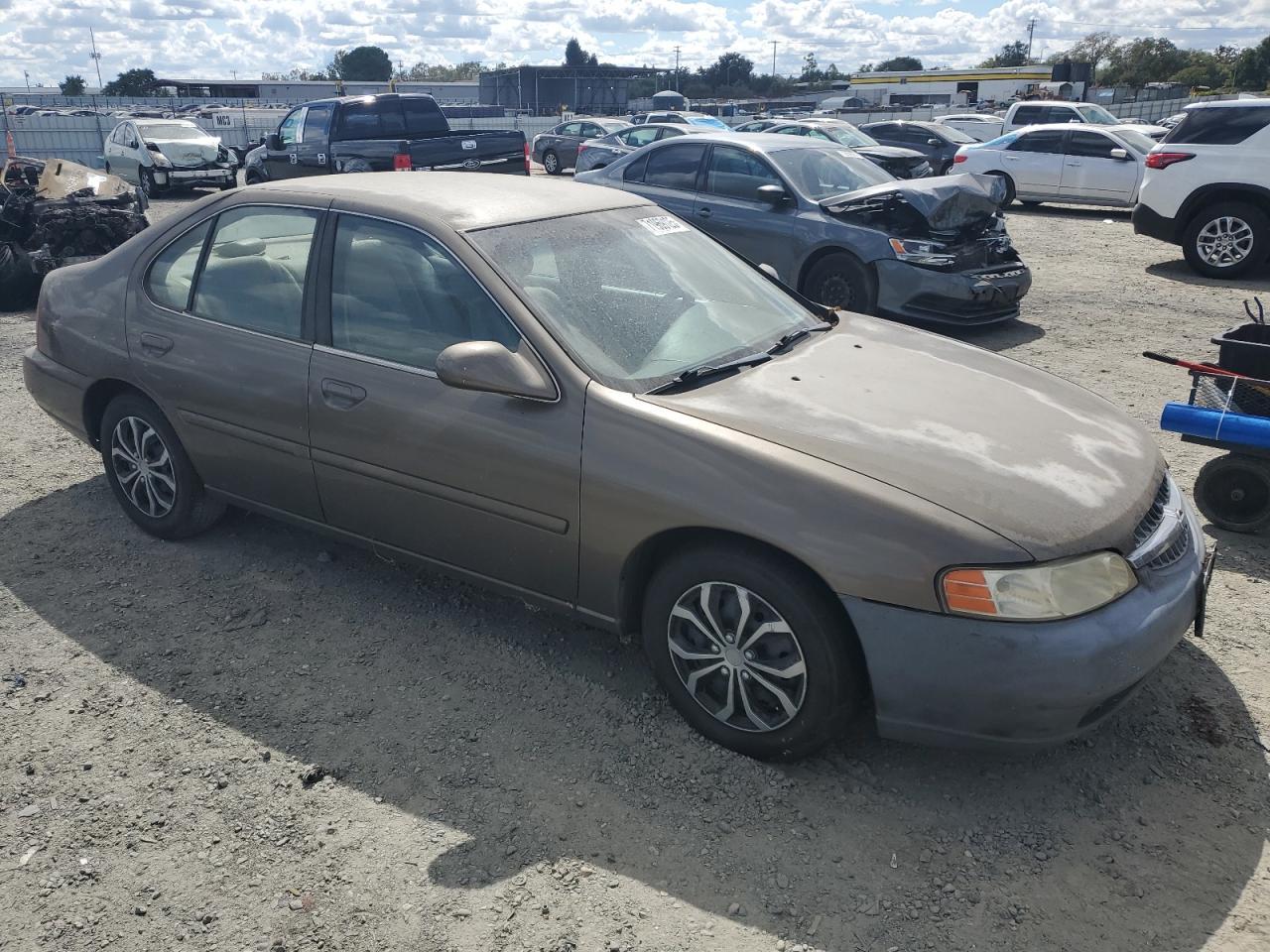 2001 Nissan Altima Xe - Фото 4
