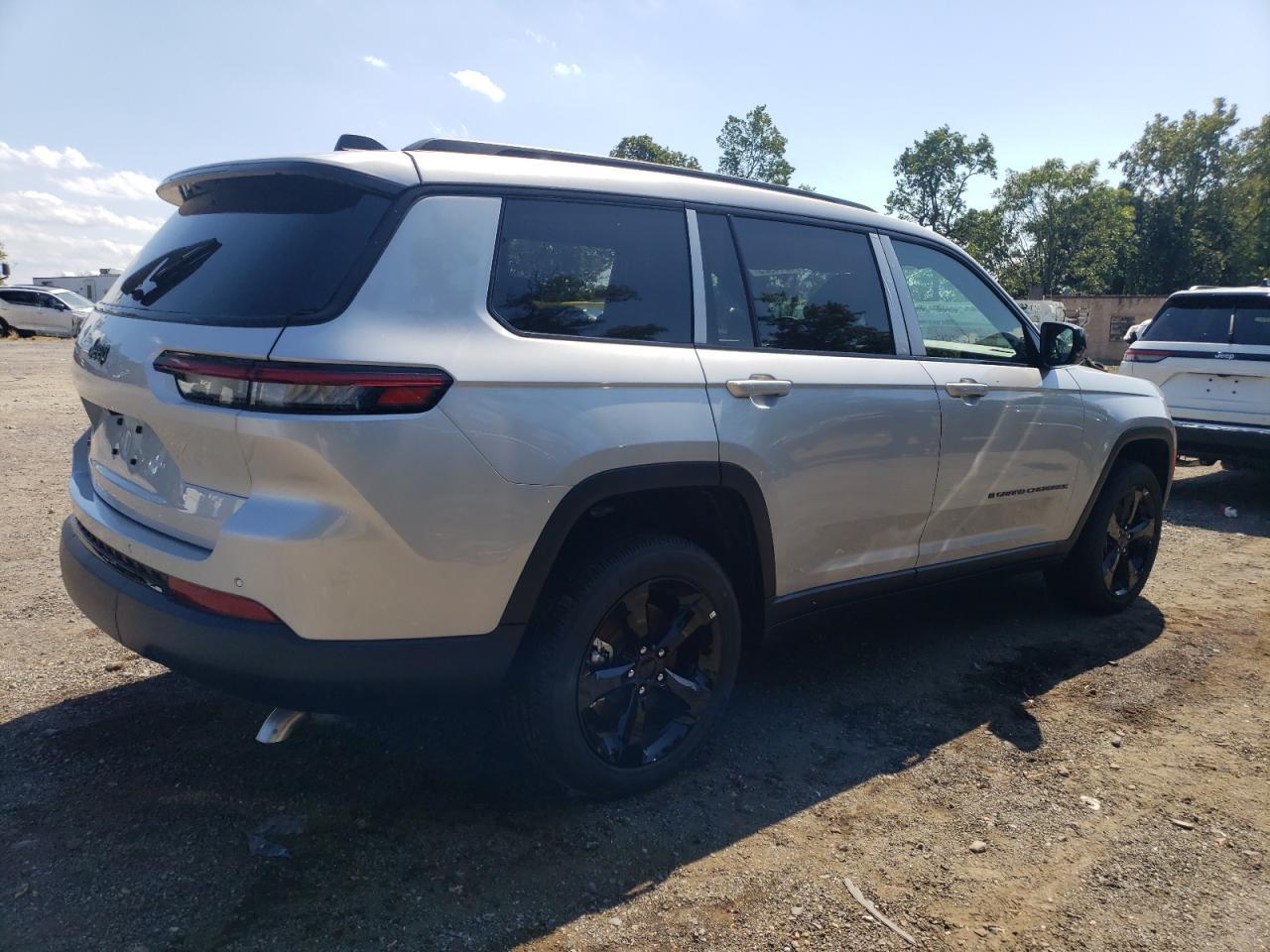 2025 Jeep Grand Cherokee L Laredo - Image 3