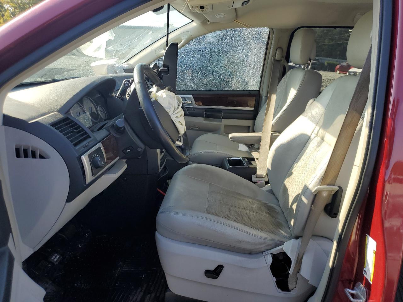 2010 Chrysler Town & Country Touring Plus - Фото 7