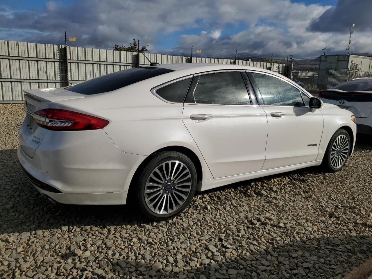 2018 Ford Fusion Titanium/Platinum Hev - Фото 3
