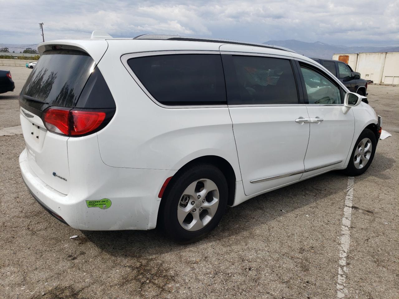 2018 Chrysler Pacifica Hybrid Touring L - Image 3