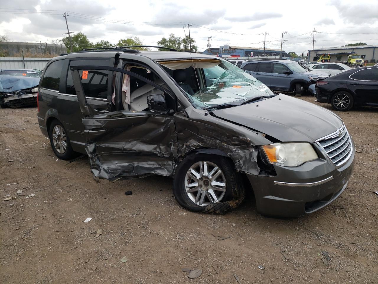 2010 Chrysler Town & Country Touring - Фото 4
