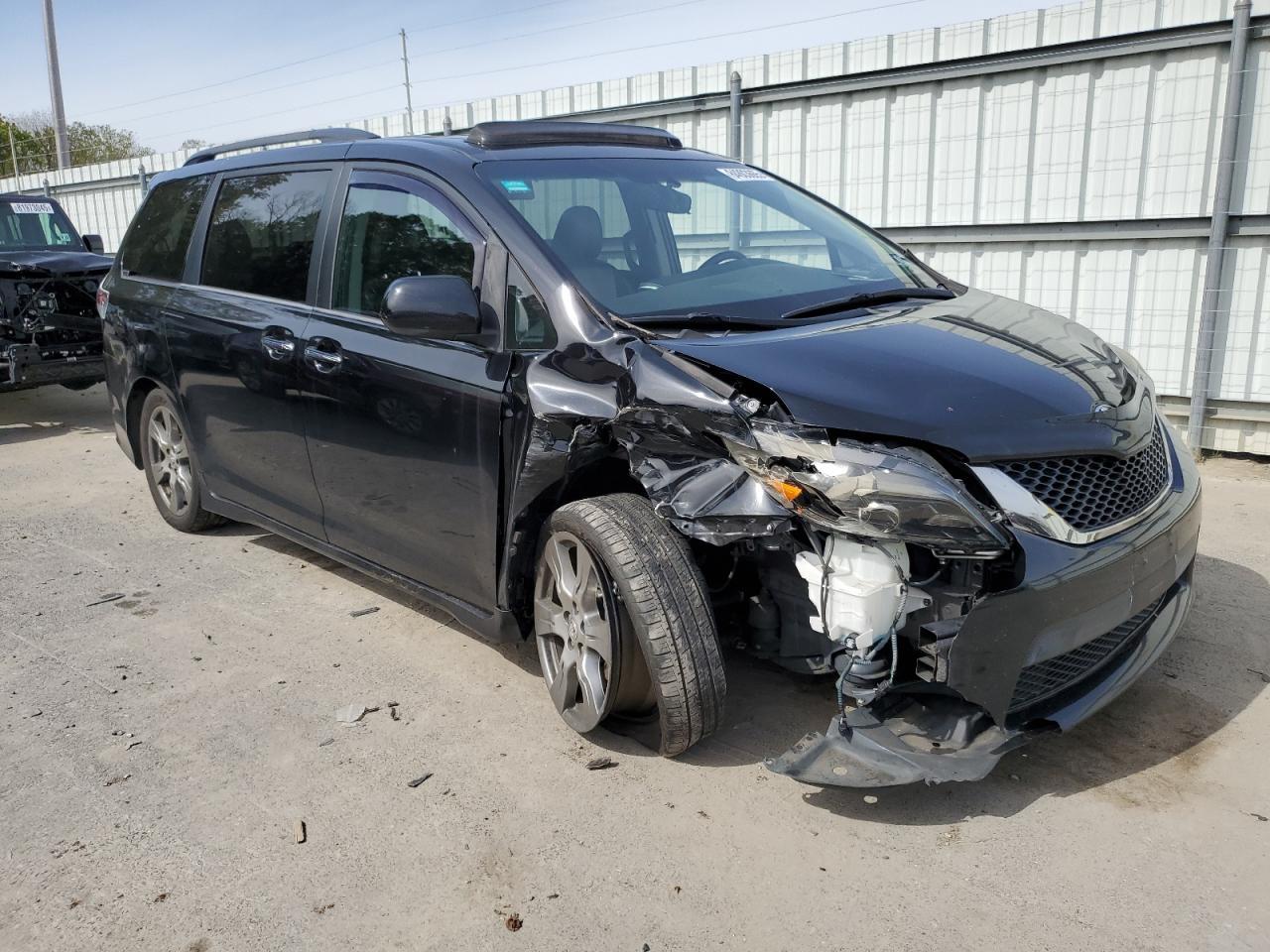 2017 Toyota Sienna Se - Image 4