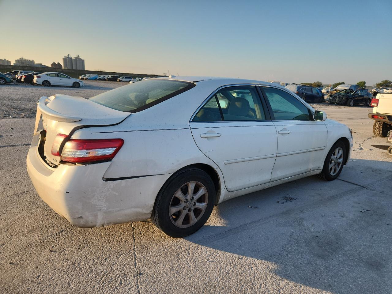 2010 Toyota Camry Base - Фото 3