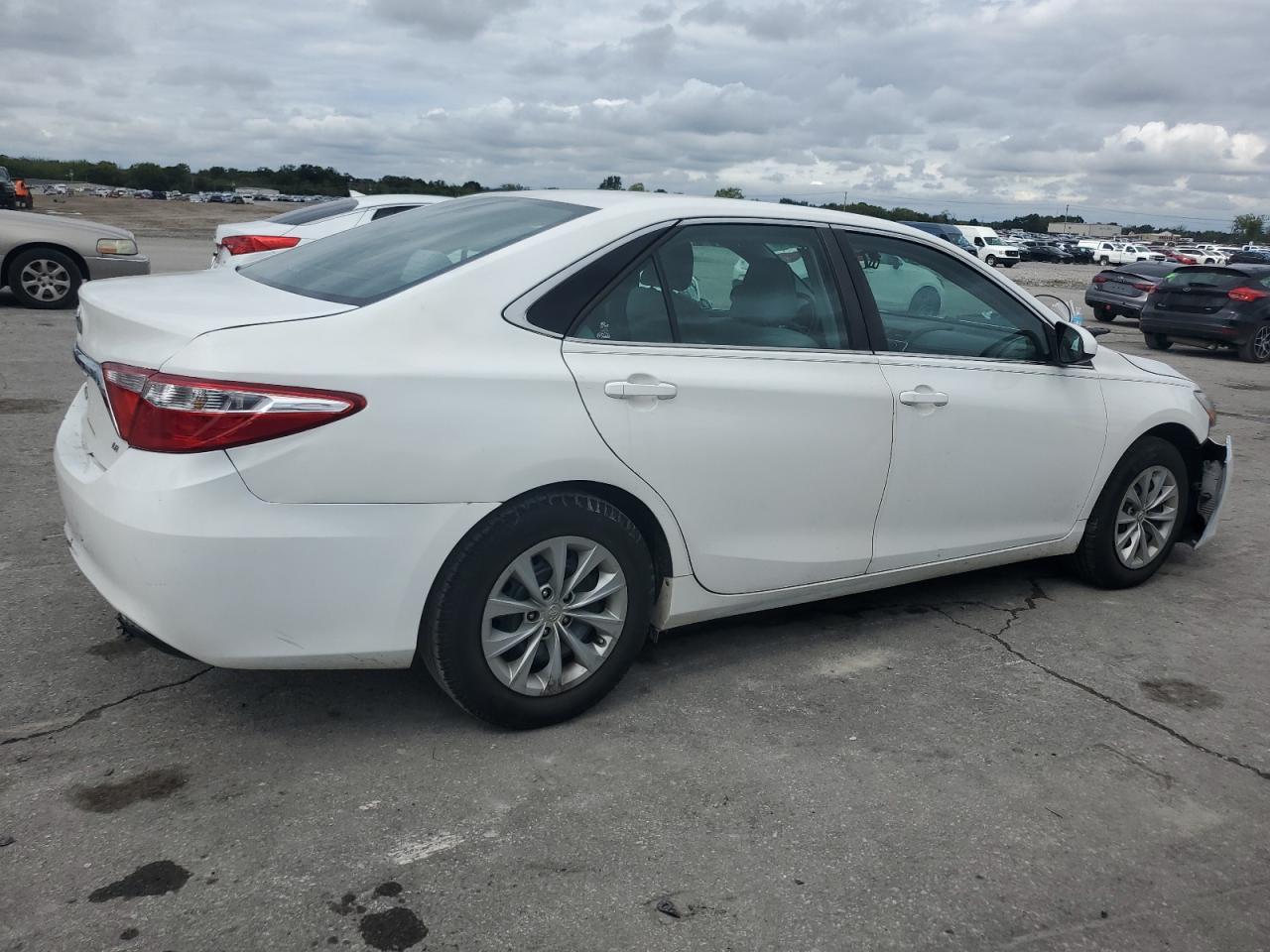 2016 Toyota Camry Le - Фото 3