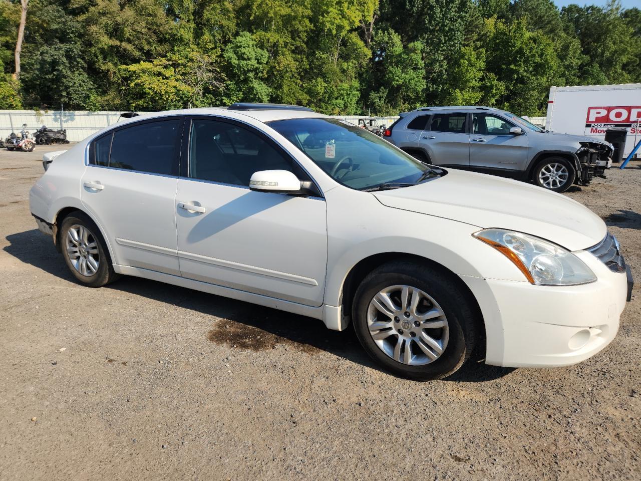 2010 Niss Altima - Image 4