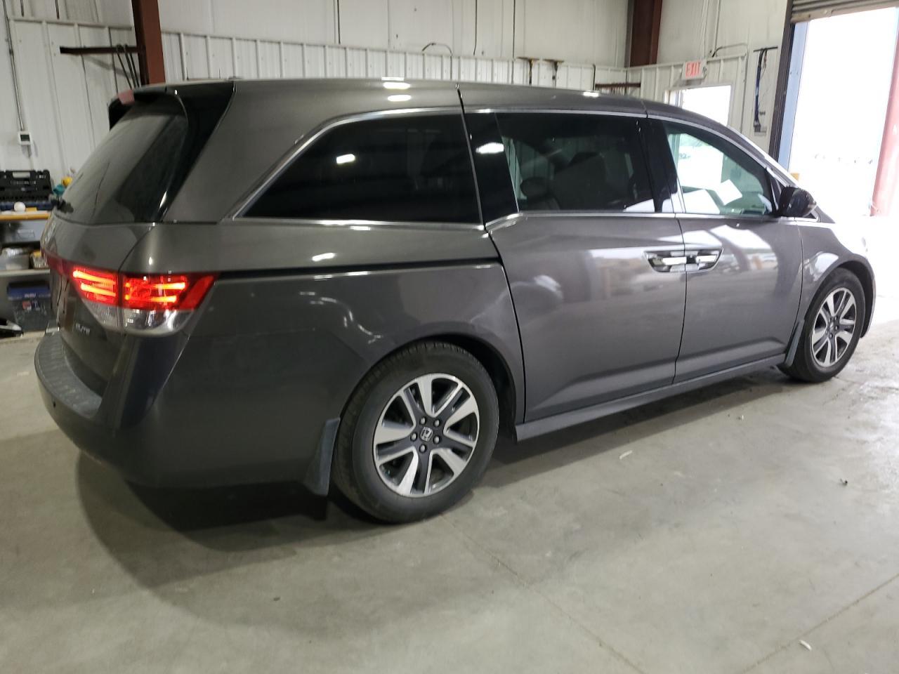 2017 Honda Odyssey Touring - Image 3