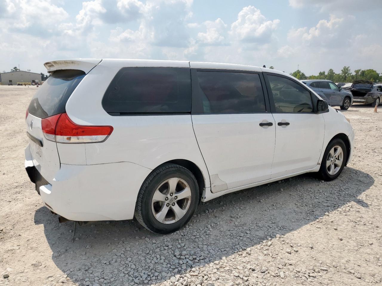 2012 Toyota Sienna - Image 3