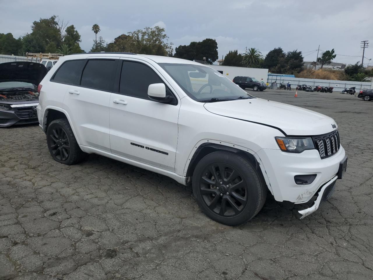 2019 Jeep Grand Cherokee Laredo - Image 4