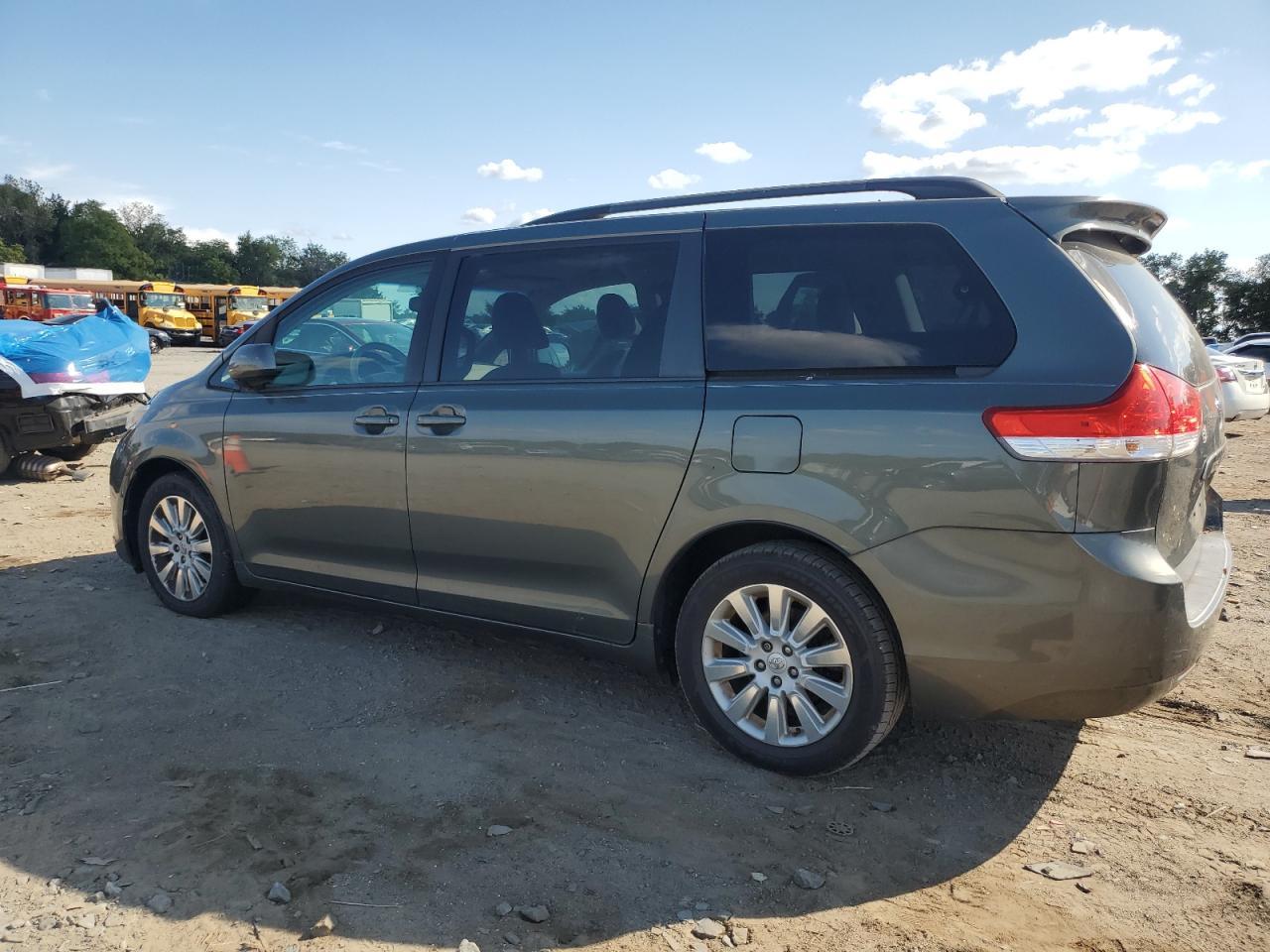 2013 Toyota Sienna Le - Image 2