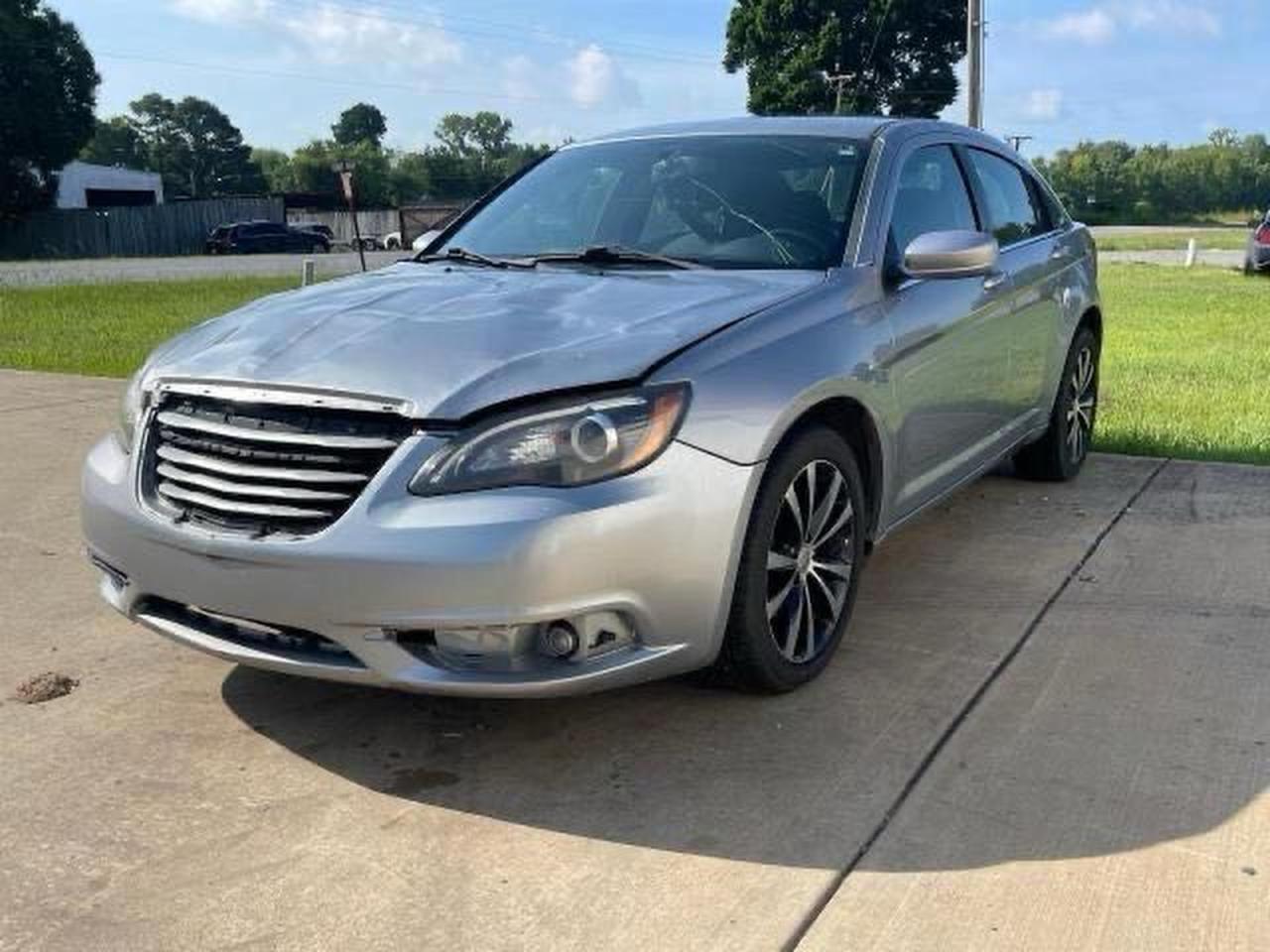 2013 Chrysler 200 Touring - Image 2