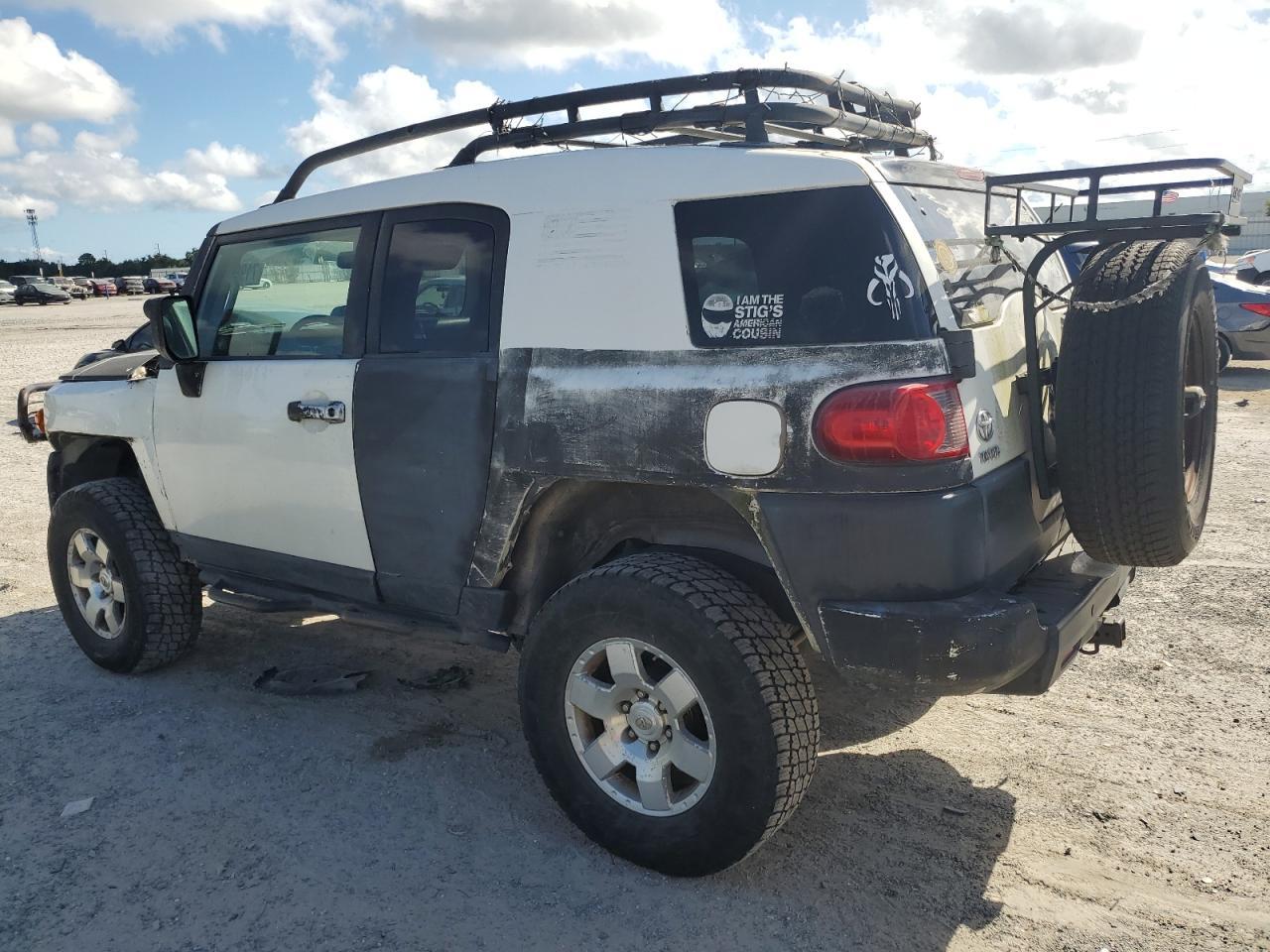 2010 Toyota Fj Cruiser - Image 2