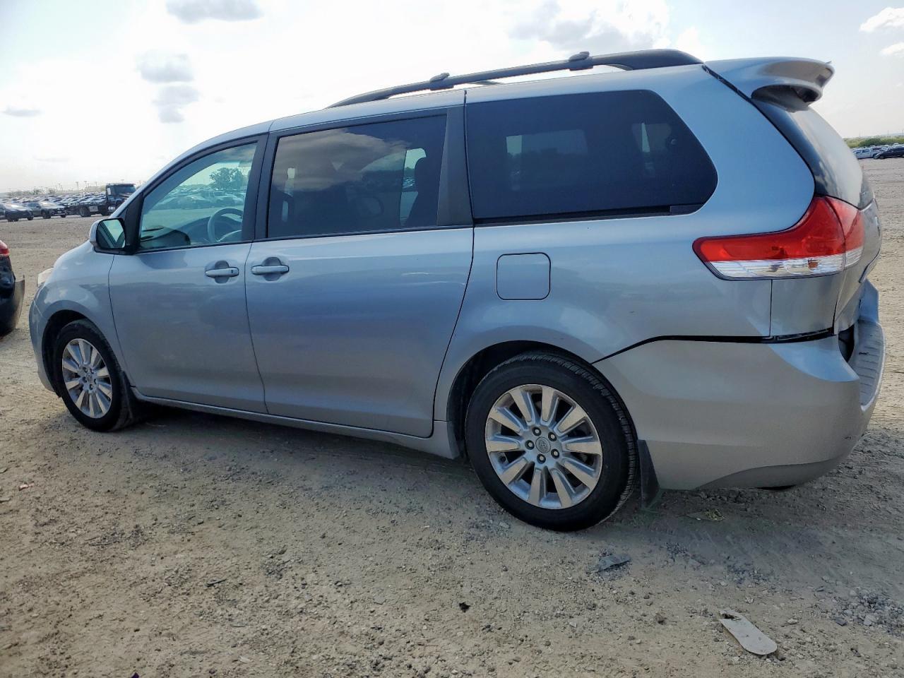 2012 Toyota Sienna Xle - Image 2