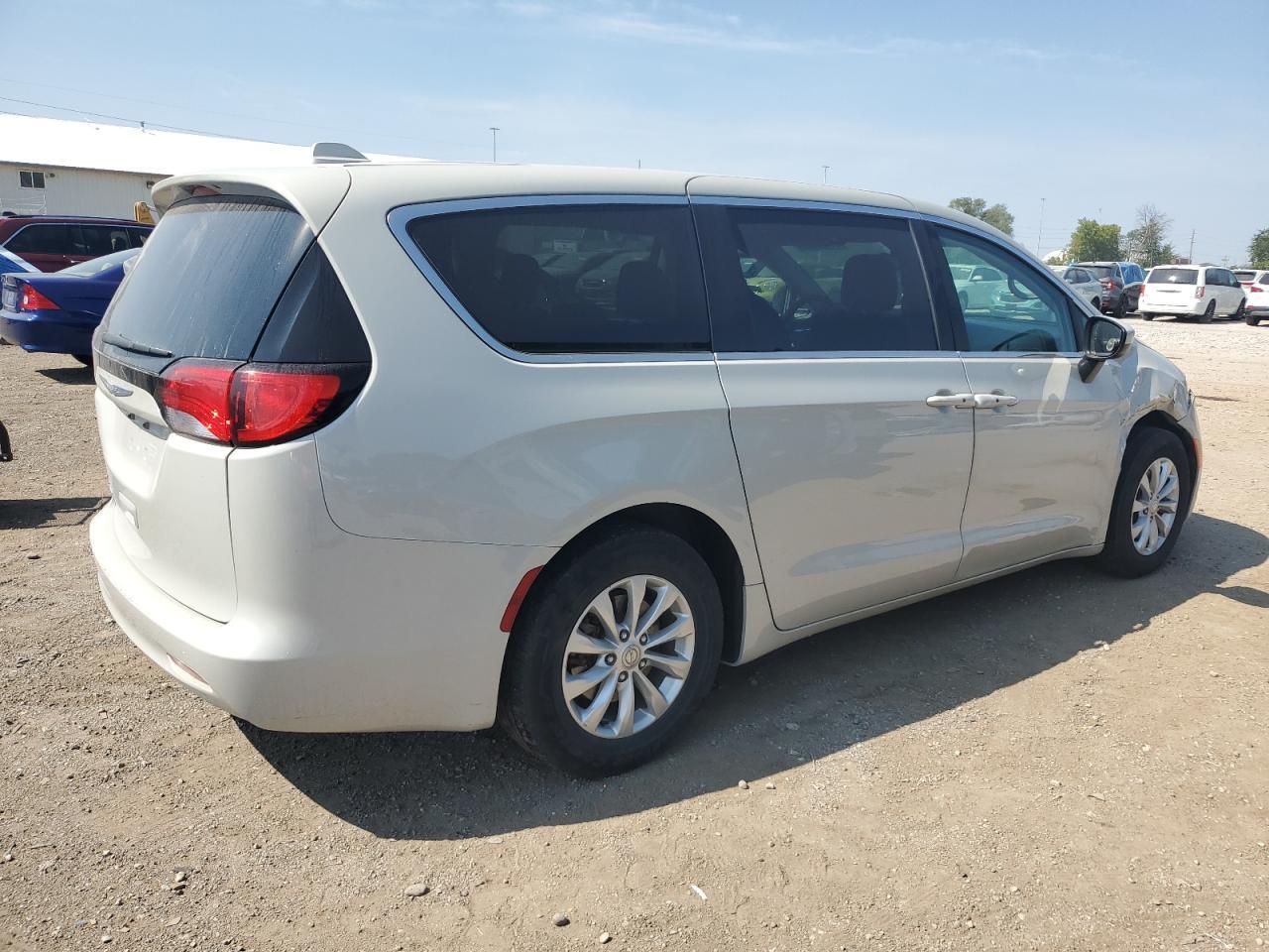 2017 Chrysler Pacifica Touring - Фото 3