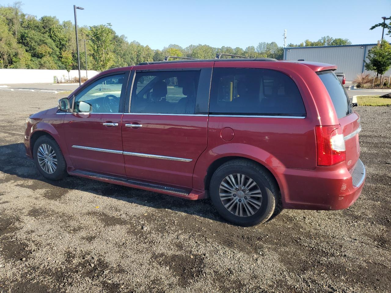 2013 Chrysler Town & Country Touring L - Image 2