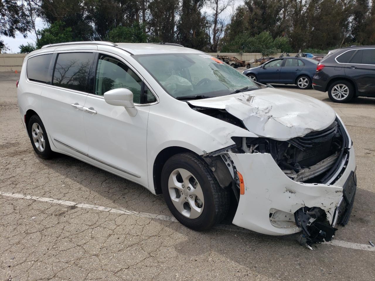 2018 Chrysler Pacifica Hybrid Touring L - Image 4