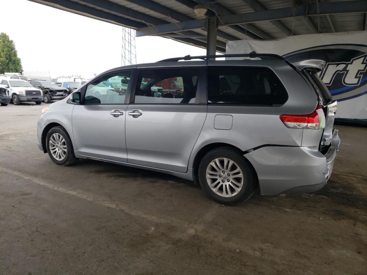 2014 Toyota Sienna Xle - Фото 2