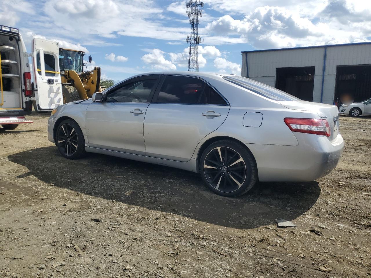 2011 Toyota Camry Base - Фото 2
