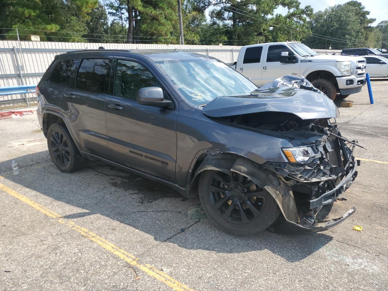 2017 Jeep Grand Cherokee Laredo - Image 4