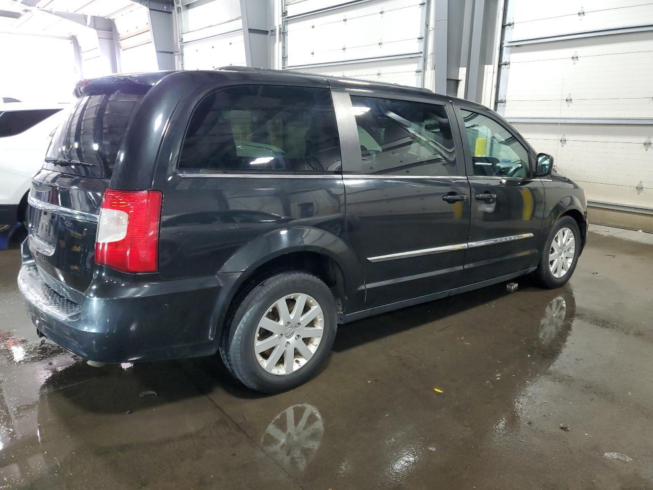 2016 Chrysler Town & Country Touring - Image 3