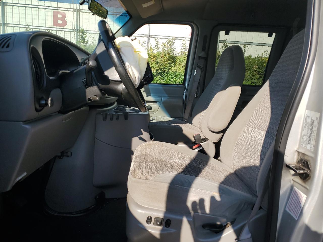 2000 Ford Econoline E350 Super Duty Wagon - Фото 7