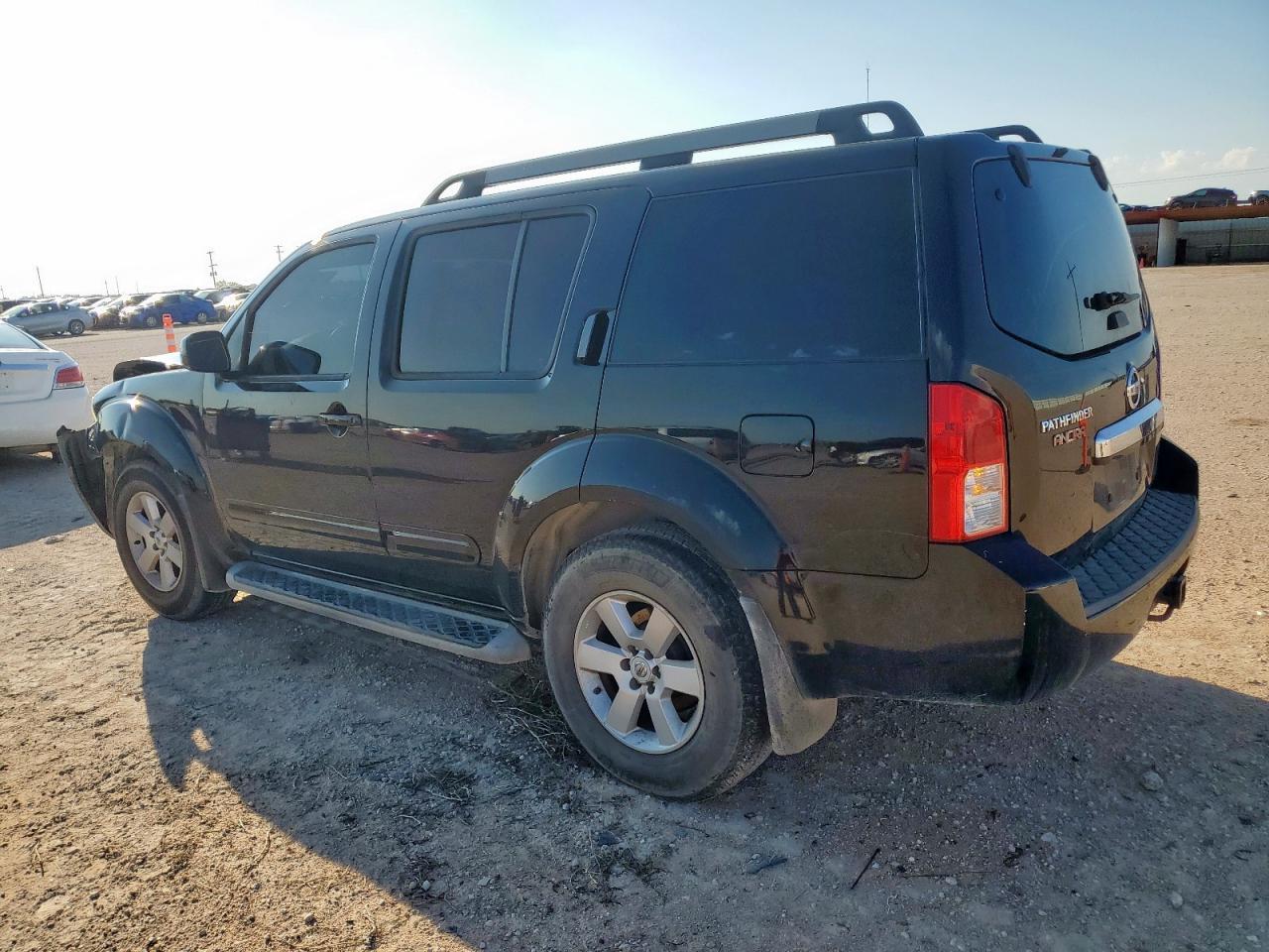 2011 Nissan Pathfinder S - Фото 2