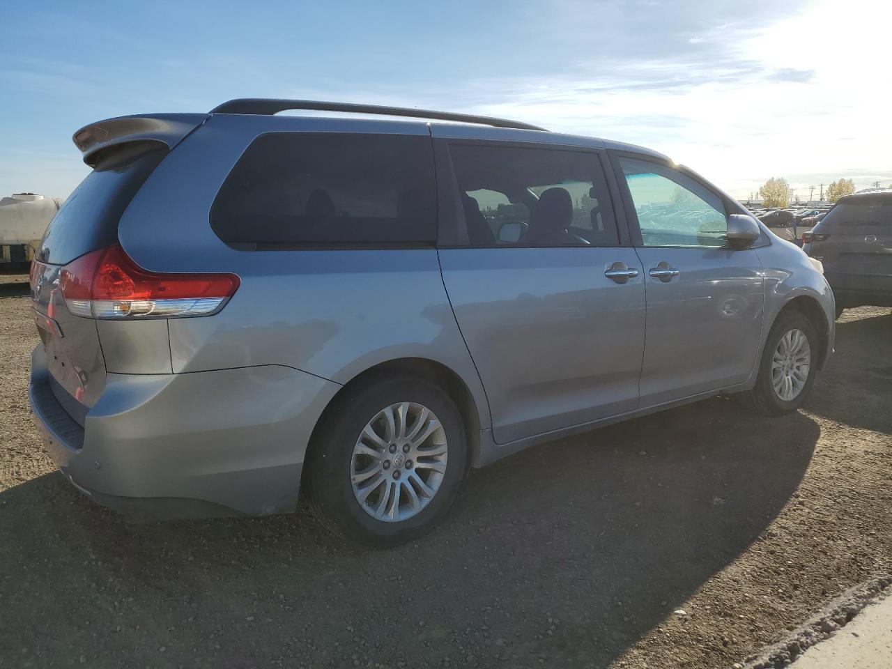 2011 Toyota Sienna Xle - Фото 3