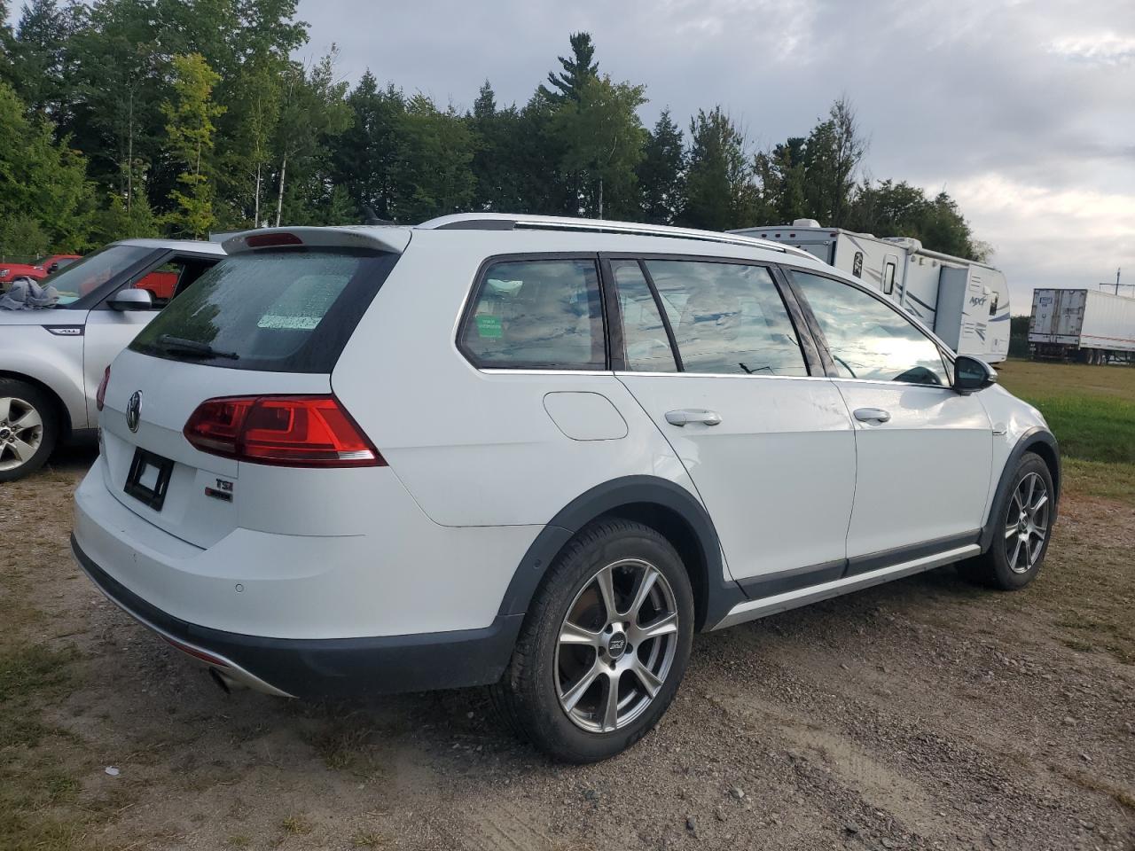 2017 Volkswagen Golf Alltrack S - Image 4