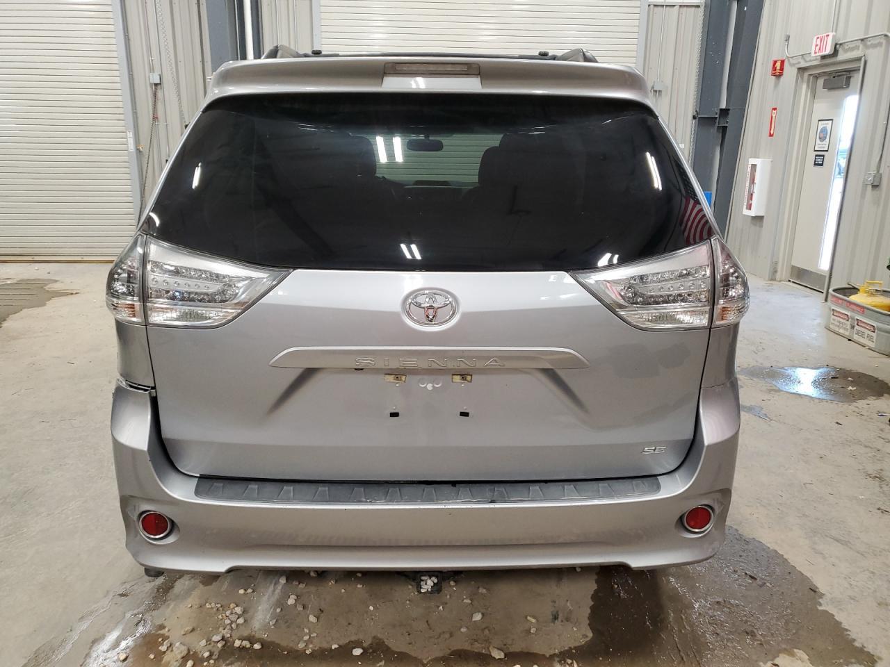 2014 Toyota Sienna Sport - Фото 6