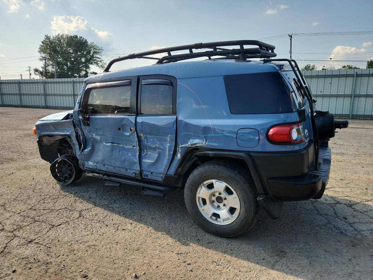 2014 Toyota Fj Cruiser - Image 2