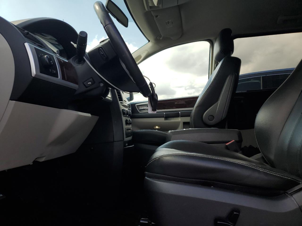 2010 Chrysler Town & Country Touring Plus - Image 7