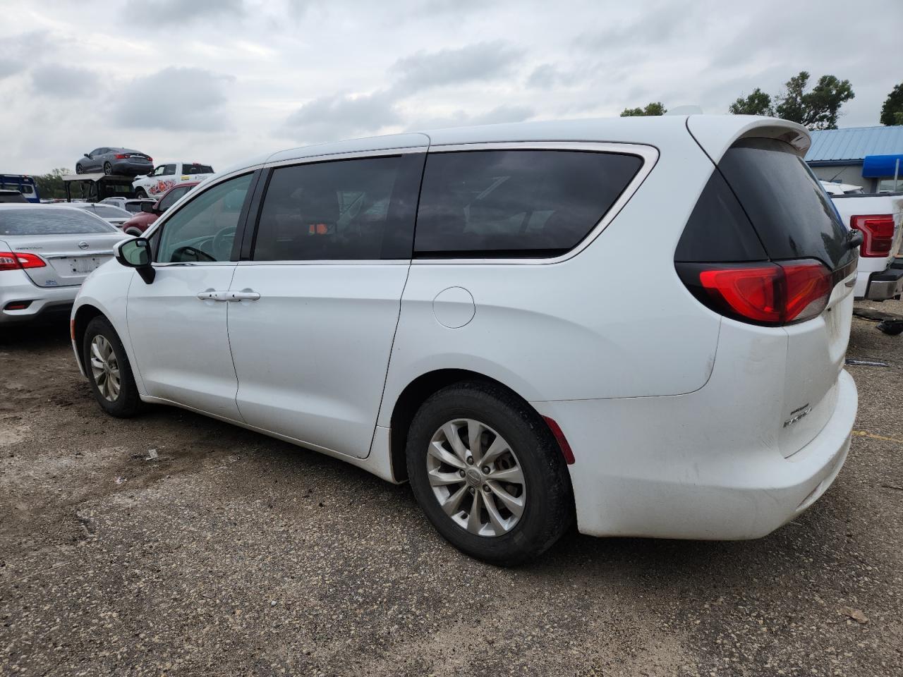 2017 Chrysler Pacifica Touring - Image 2