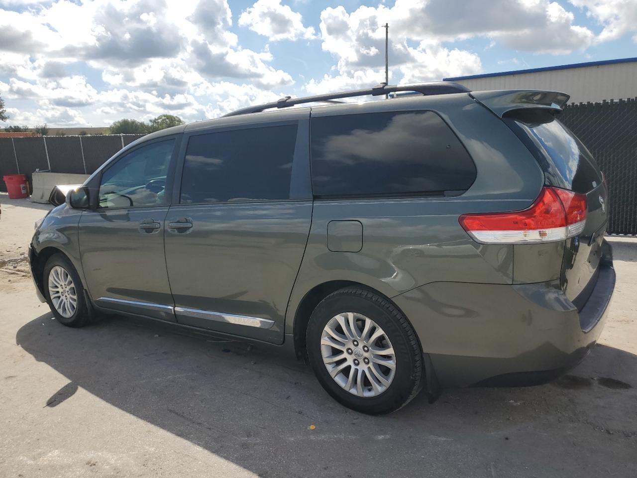 2013 Toyota Sienna Xle - Image 2