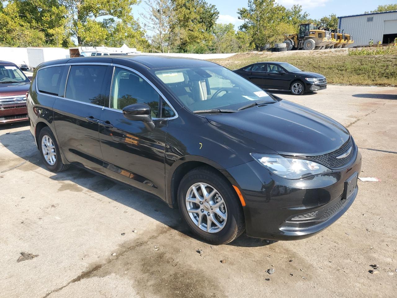 2023 Chrysler Voyager Lx - Image 4