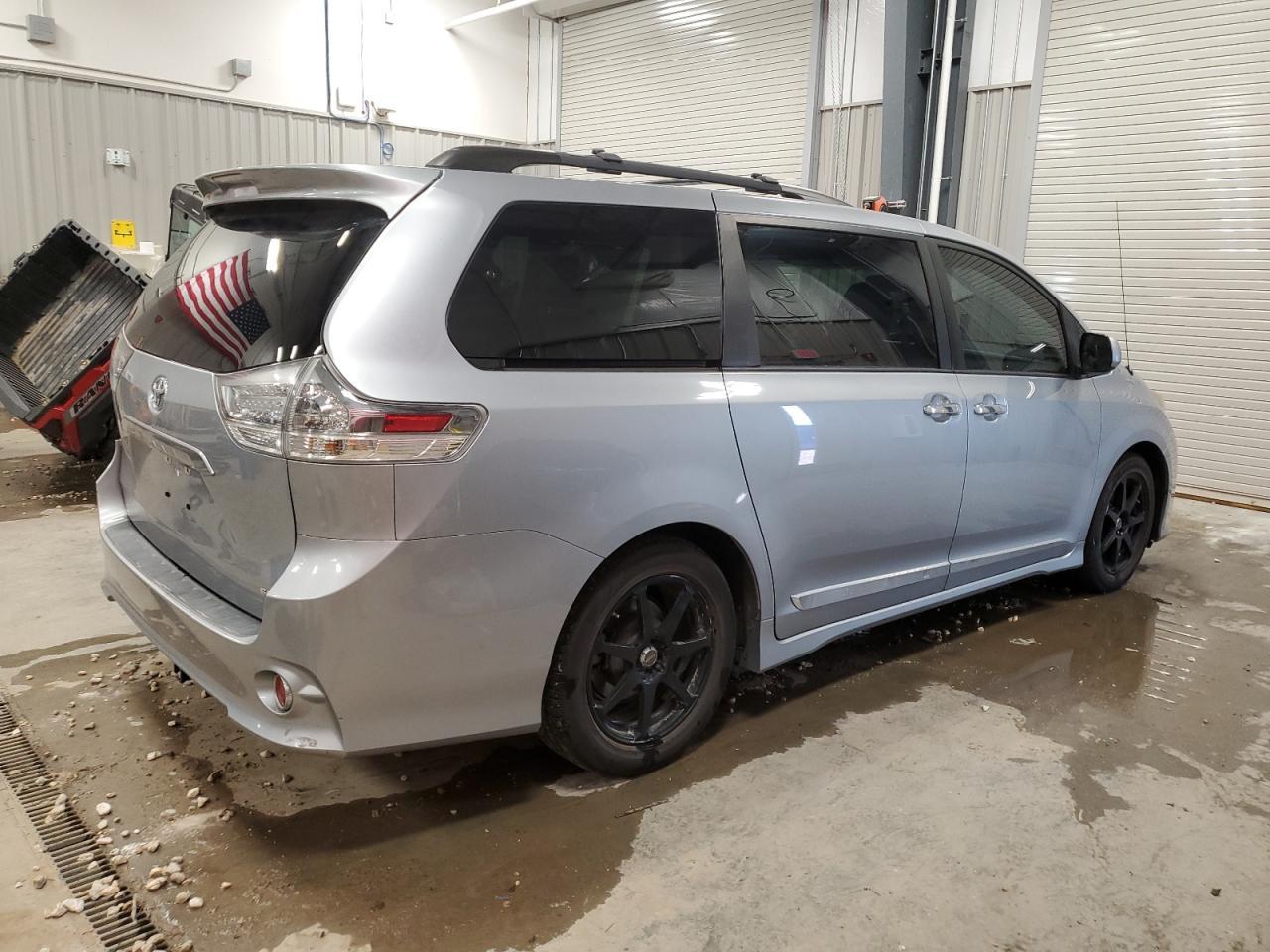 2014 Toyota Sienna Sport - Фото 3